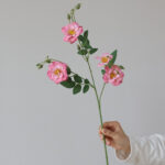 Realistic silk artificial flowers featuring pink roses, perfect as fake flowers for wedding centerpieces or home decor.