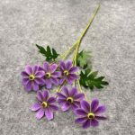 Artificial silk daisies with green foliage bouquet for home decoration