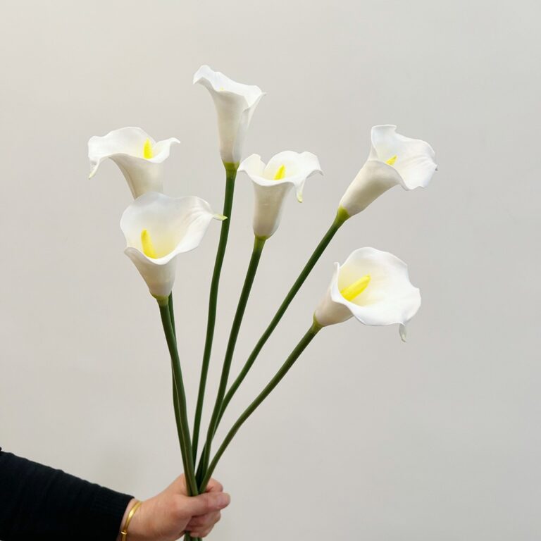 Realistic white artificial Calla lilies, ideal faux flower stems for wedding or home decoration.