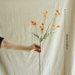 Silk vintage daisy artificial flower arrangement featuring 15 heads, ideal for home decor accents.